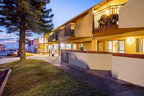 Cottesloe Beach Chalets - Hobart Tourism 4