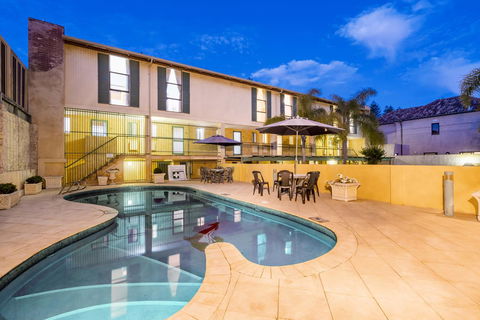 Cottesloe Beach Chalets - Hobart Tourism 11