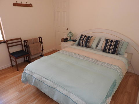 The Royal Dolphin Bed & Breakfast Safety Bay - Hobart Tourism 18