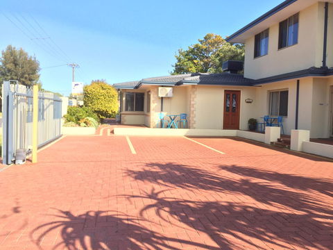 The Royal Dolphin Bed & Breakfast Safety Bay - Hobart Tourism 7
