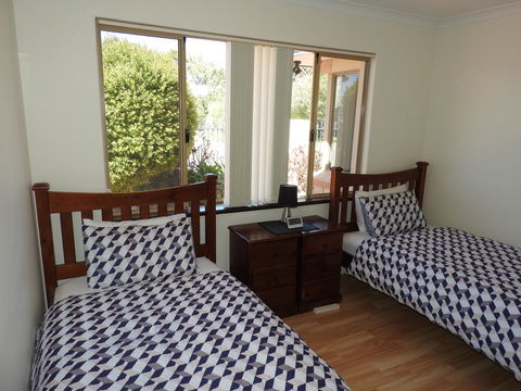 The Royal Dolphin Bed & Breakfast Safety Bay - Hobart Tourism 16