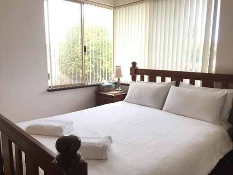 The Royal Dolphin Bed & Breakfast Safety Bay - Hobart Tourism 5