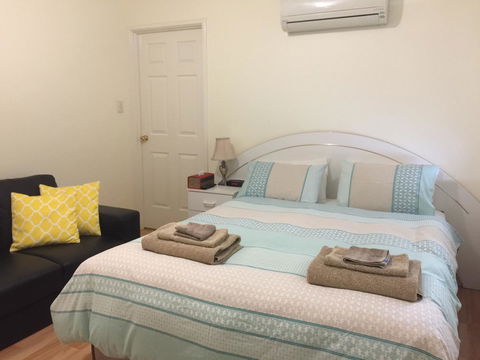 The Royal Dolphin Bed & Breakfast Safety Bay - Hobart Tourism 1