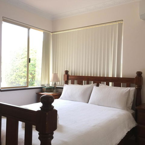The Royal Dolphin Bed & Breakfast Safety Bay - Hobart Tourism 3