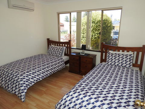 The Royal Dolphin Bed & Breakfast Safety Bay - Hobart Tourism 15