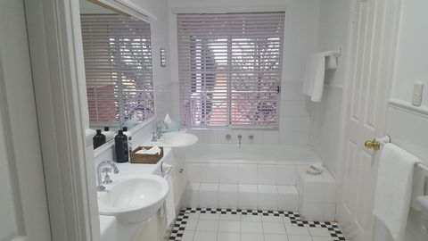 Two Sisters Chalets - Tourism TAS 36