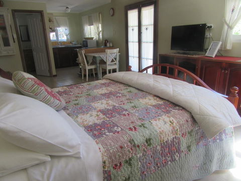 Di's Cabin In Dwellingup - Hobart Tourism 11