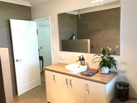 The Mains Guest House 2 Bedroom Farm Stay - Hobart Tourism 9