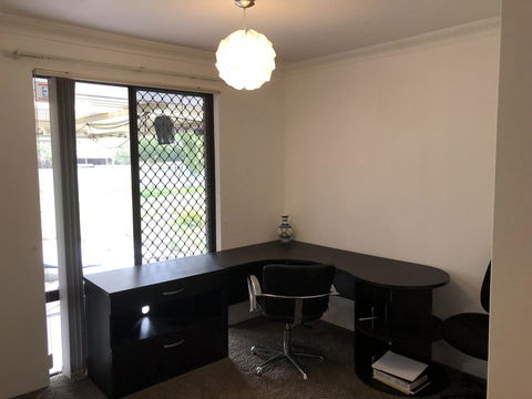 Charming Quiet Lodge-2 Minutes Walk To Shopping Complex - Hobart Tourism 9