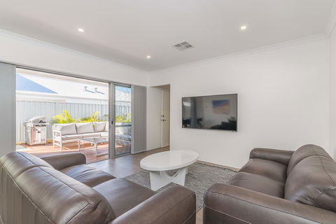 Karrinyup Waters Luxury House Rental - Hobart Tourism 9
