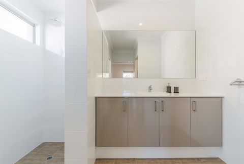 Karrinyup Waters Luxury House Rental - Hobart Tourism 2
