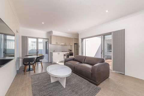 Karrinyup Waters Luxury House Rental - Hobart Tourism 3