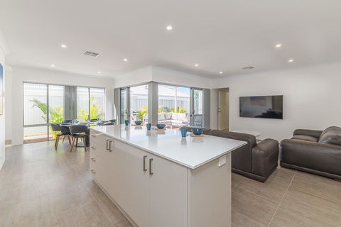Karrinyup Waters Luxury House Rental - Hobart Tourism 13