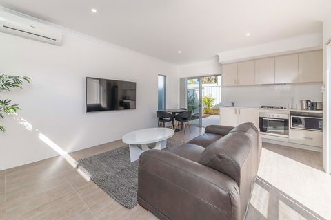 Karrinyup Waters Luxury House Rental - Hobart Tourism 4