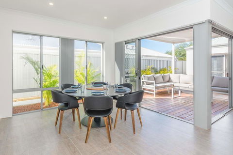 Karrinyup Waters Luxury House Rental - Hobart Tourism 0