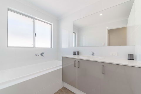 Karrinyup Waters Luxury House Rental - Hobart Tourism 6