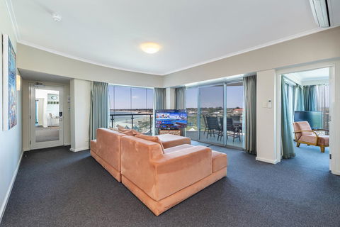 A 406 FANTASTIC OCEAN BEACH And MARINA VIEW APT - MANDURAH - Tourism TAS 0
