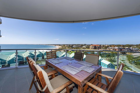 A 406 FANTASTIC OCEAN BEACH And MARINA VIEW APT - MANDURAH - Tourism TAS 4