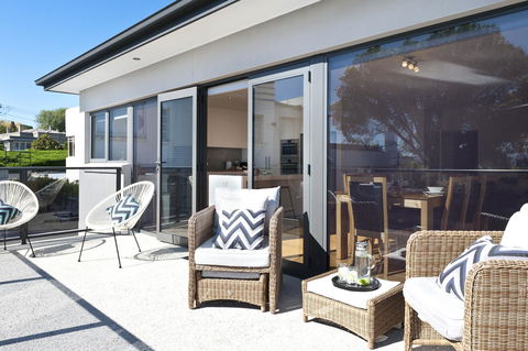 Sandy Bay Waterfront Home - Tourism TAS 5