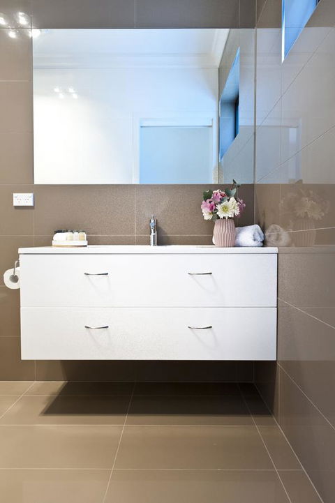 Sandy Bay Waterfront Home - Tourism TAS 23