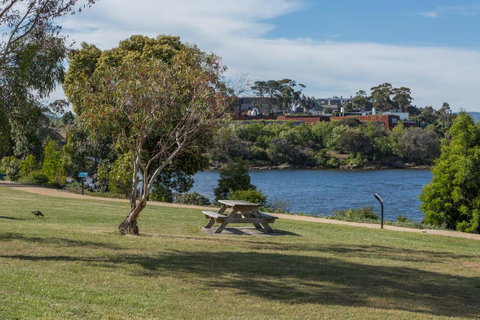 Riverfront Motel & Villas - Tourism TAS 35