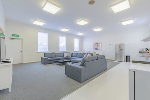 4 Bedroom House - Hobart CBD - Free Parking - Free WIFI - Tourism TAS 9