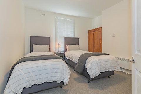 4 Bedroom House - Hobart CBD - Free Parking - Free WIFI - Tourism TAS 3