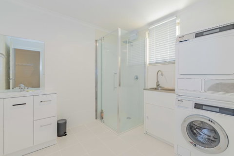 4 Bedroom House - Hobart CBD - Free Parking - Free WIFI - Tourism TAS 4