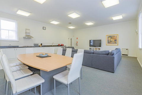 4 Bedroom House - Hobart CBD - Free Parking - Free WIFI - Tourism TAS 0