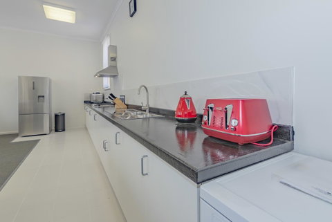 4 Bedroom House - Hobart CBD - Free Parking - Free WIFI - Tourism TAS 2