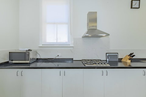 4 Bedroom House - Hobart CBD - Free Parking - Free WIFI - Tourism TAS 8