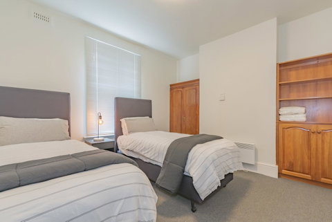 4 Bedroom House - Hobart CBD - Free Parking - Free WIFI - Tourism TAS 1
