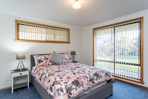 Acton Park Holiday Units - Tourism TAS 7