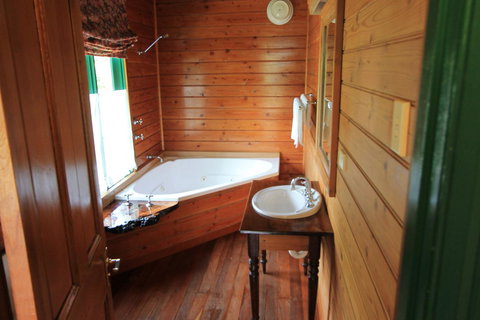 Kerrellie Cottages 2, 4 & 8 Reid Street - Tourism TAS 17