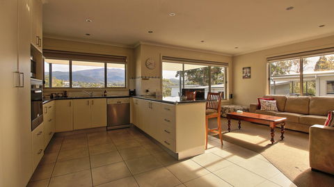 Hobart Villa - Tourism TAS 4