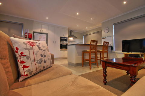 Hobart Villa - Tourism TAS 3