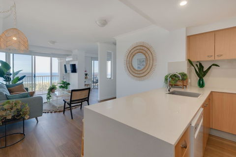 NEW Beautiful 2 Bed Ocean Views In Broadbeach - Tourism TAS 2