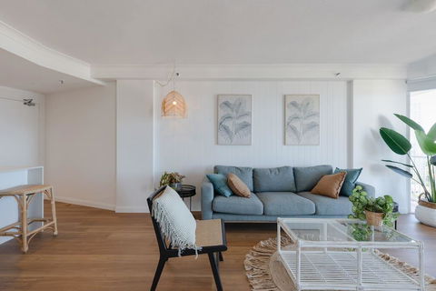 NEW Beautiful 2 Bed Ocean Views In Broadbeach - Tourism TAS 1