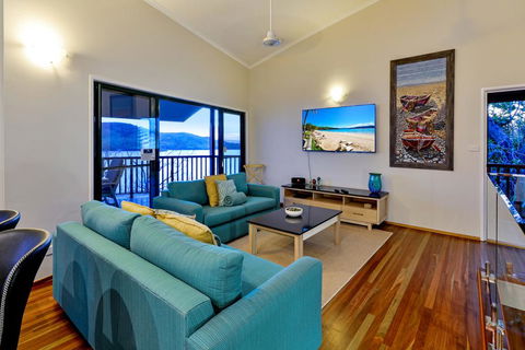 NEWLY BEAUTFULLY RENOVATED 16 The Casuarina - 3 Bedroom House With 180 Degree Ocean Views - Tourism TAS 3