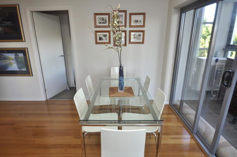 NORTH SYDNEY FULLY SELF CONTAINED MODERN 2 BED APARTMENT (16WAL) - Tourism TAS 1