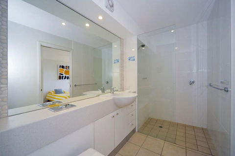Oceanside 4 Bedrooms - Hobart Tourism 3