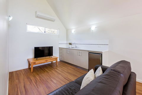 ON THE BEACH - Villa Over The Road From The Beach - Tourism TAS 2