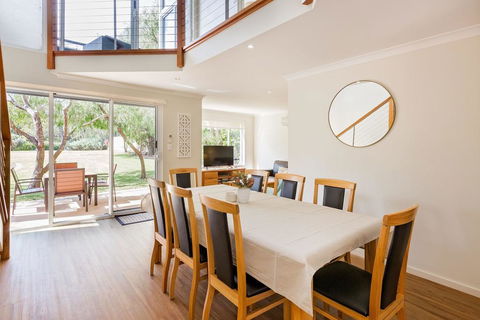 ON THE BEACH - Villa Over The Road From The Beach - Tourism TAS 1