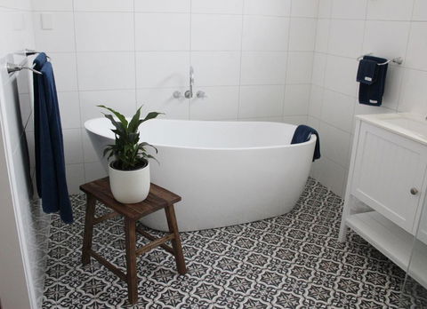Outback Cellar & Country Cottage - Hobart Tourism 3