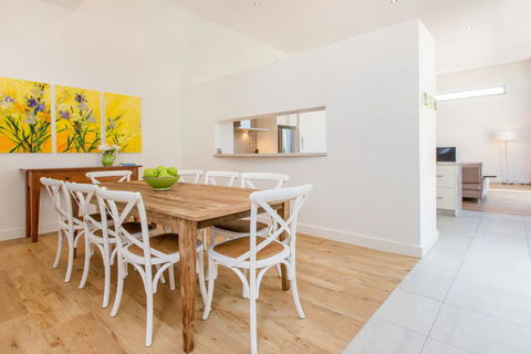 PALM COURT RETREAT - MORNINGTON - Tourism TAS 1