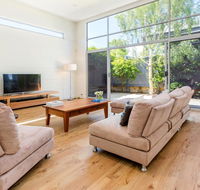 PALM COURT RETREAT - MORNINGTON - Hobart Tourism