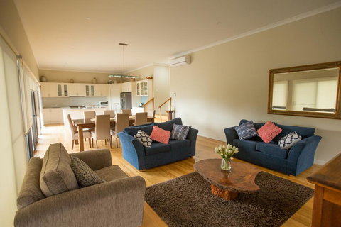 Paula's Place 8 Ti Tree Close Robe - Tourism TAS 2