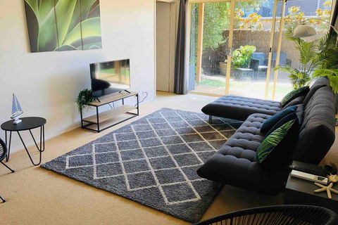 Pet Friendly Paradise Near Beach - Hobart Tourism 1