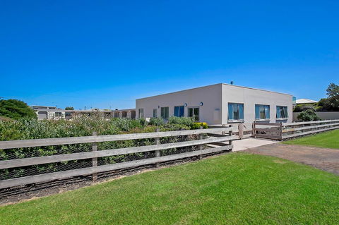 Peterborough House Motel - Hobart Tourism 1