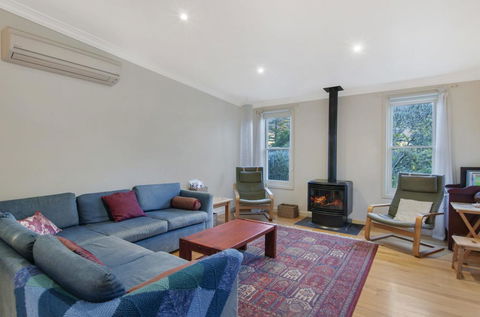 Plovers Rest - Central 3 Bedroom Cottage With Small Orchard - Hobart Tourism 3